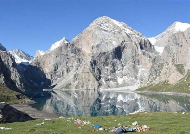 驴友在新疆天堂湖留遍地垃圾,游客素质如何提高?