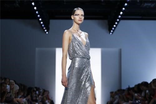 永恒之美 Tadashi Shoji是怎么把日式花道和浮世绘海浪搬上身？