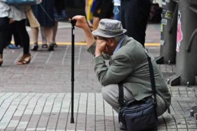 造成日本人口老龄化问题的原因是什么？