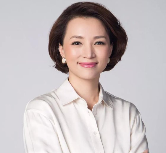 董卿入豪门“南柯一梦”！百亿老公破产！儿子入美籍终成笑柄！你怎么看？