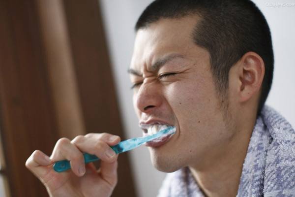 早上起来嘴里发苦为什么？