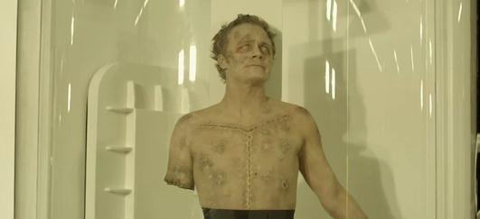 一部丧尸电影男主角是军人,头部中枪死了,突然一天晚上复活了,从墓地爬出来