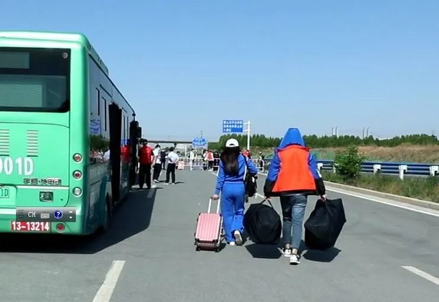 富士康被曝到高速路口“抢人”，最高奖金8500元，这反映了什么？