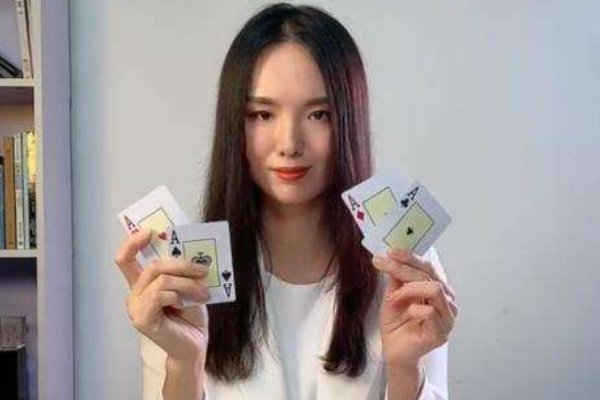 papitube旗下的玲爷是靠什么火起来的？