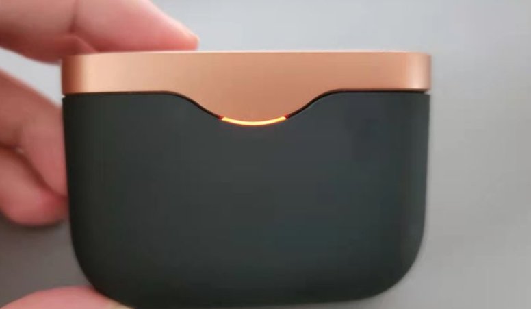 索尼WF-1000XM3充电盒的红灯一直亮,正常吗?