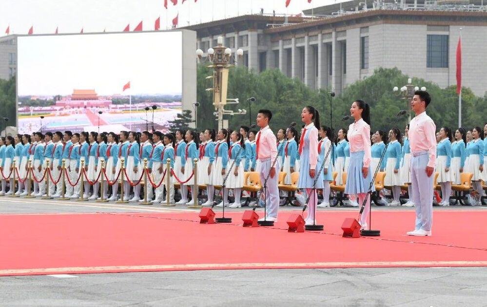 庆祝大会有四名领诵员集体致献词,他们身上有哪些共同的特质?