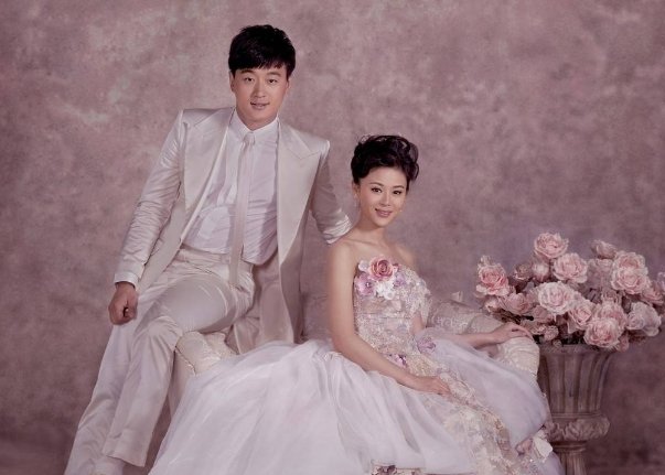 关悦佟大为又拍婚纱照，40岁关悦是如何美得优雅的?