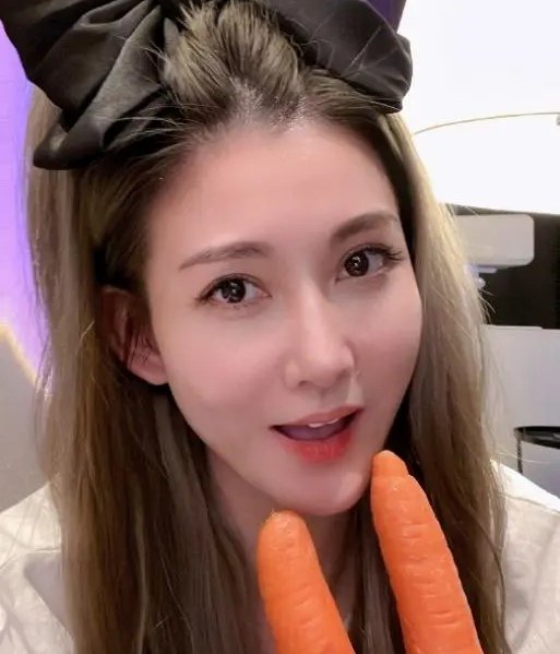 38岁李彩桦曝上海封控近况,晚上收到一堆蔬菜,她的状况如何?