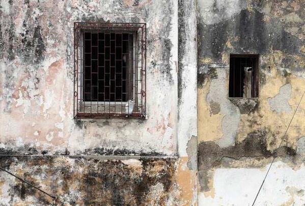 父母抓阄陪女儿上热搜,穷人有哪些无奈的感动?