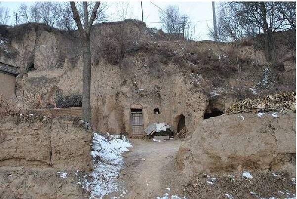 父母抓阄陪女儿上热搜,穷人有哪些无奈的感动?