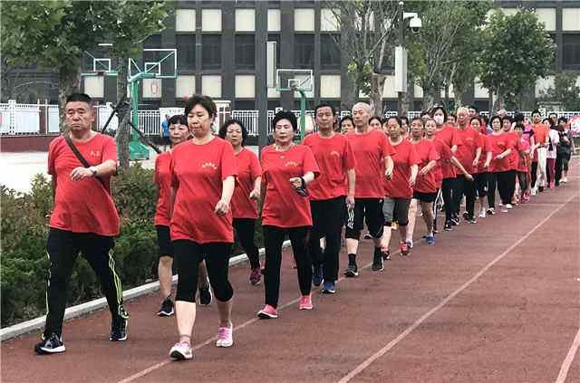 商丘健走团机动车道上锻炼,却让交警无奈,从中暴露了哪些人性问题?