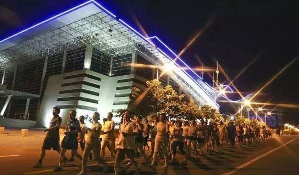 商丘健走团机动车道上锻炼,却让交警无奈,从中暴露了哪些人性问题?