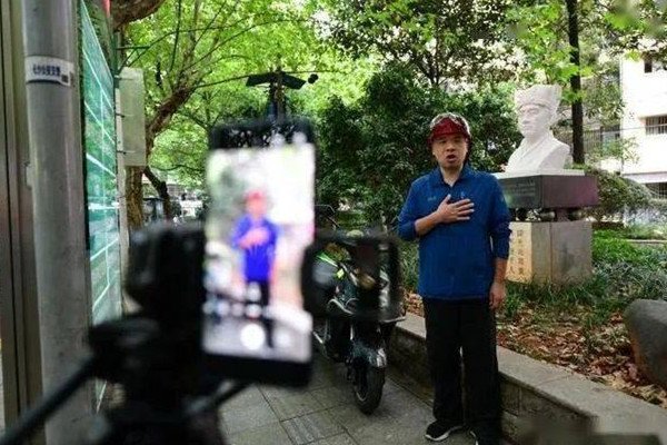 长沙英文超牛的摩的师傅竟然是中山大学硕士,他为什么会选择开摩的?