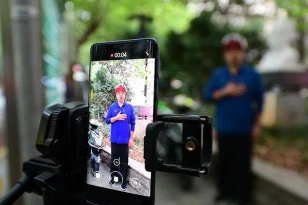 长沙英文超牛的摩的师傅竟然是中山大学硕士,他为什么会选择开摩的?