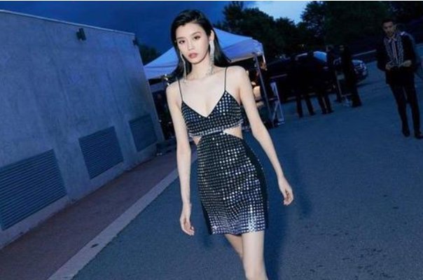 奚梦瑶晒被何猷君亲吻视频庆生,他们的感情如何?