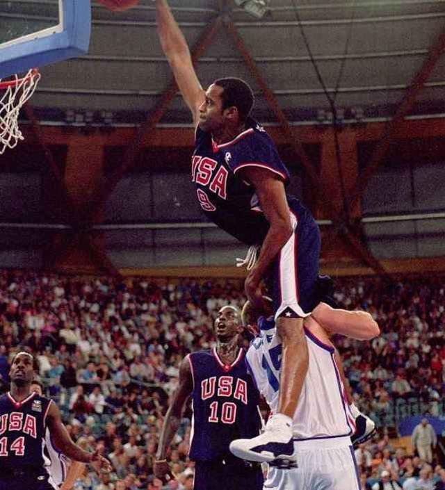 猜NBA名场面：只看意外入镜球员，你能猜出这是哪5次著名隔扣吗？