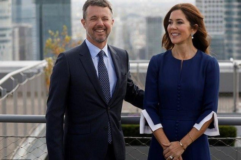 47岁丹麦王妃访问巴黎!蓝白迷笛裙优雅到极致,玛丽VS凯特,你更支持谁?