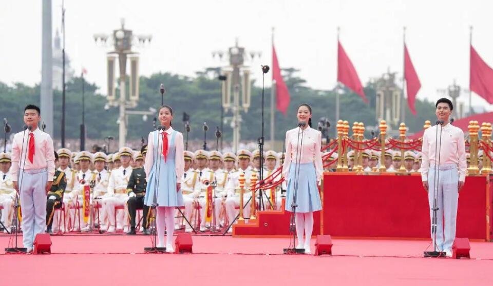 庆祝大会有四名领诵员集体致献词,他们身上有哪些共同的特质?