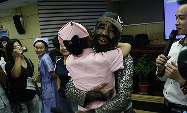 “毛孩”于震寰轰动一时，曾和十位护士相亲，现在他怎样了？