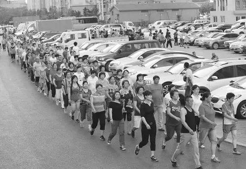 商丘健走团机动车道上锻炼,却让交警无奈,从中暴露了哪些人性问题?