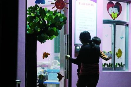 青岛一垃圾桶上,惊现一名女婴,背后究竟有什么难以启齿的艰难?