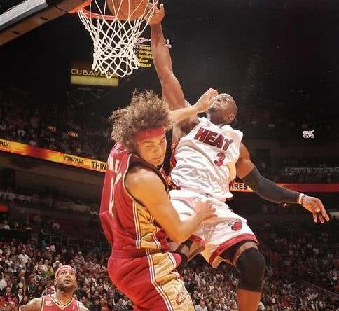 猜NBA名场面：只看意外入镜球员，你能猜出这是哪5次著名隔扣吗？