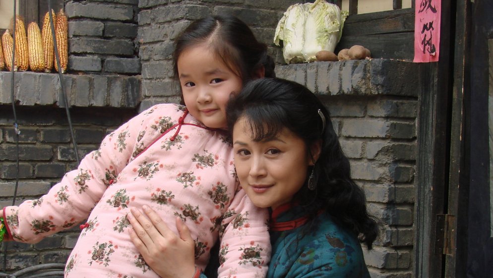 于月仙晒老公合影，现实的她气质高雅像个贵妇，她平时有多美？