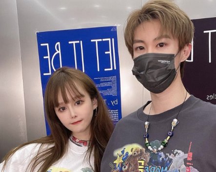 赵本山女儿球球秀恩爱,男方全程口罩遮脸,男方脖子上的细节你注意到了吗?