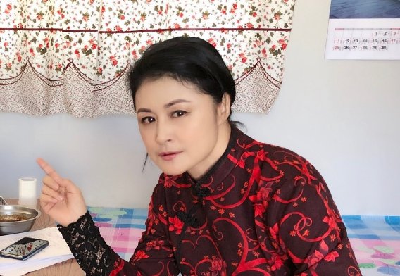 于月仙晒老公合影，现实的她气质高雅像个贵妇，她平时有多美？