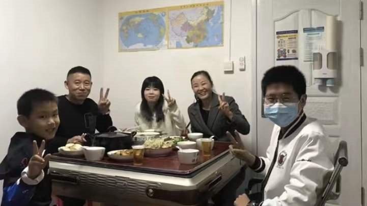 孙海洋一家五口团聚,三姐弟紧紧拥抱, 你有什么想对孙卓及其家人说的?