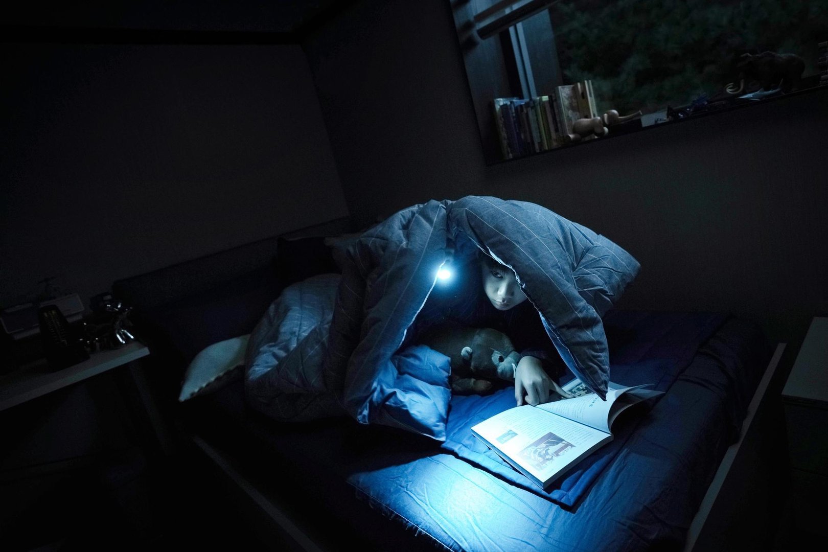 《秘密访客》票房过亿,该部影片值得一看吗?