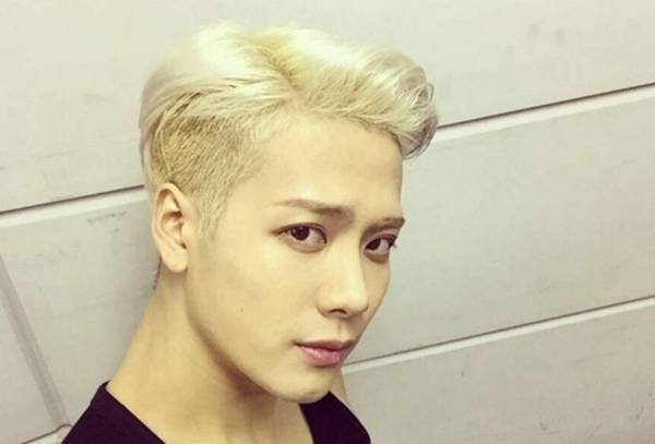 王嘉尔疑质私生饭“泄密”，应该如何对付这样的私生饭？