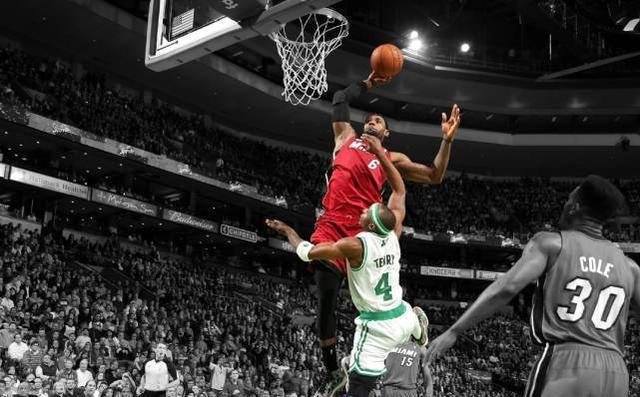 猜NBA名场面：只看意外入镜球员，你能猜出这是哪5次著名隔扣吗？