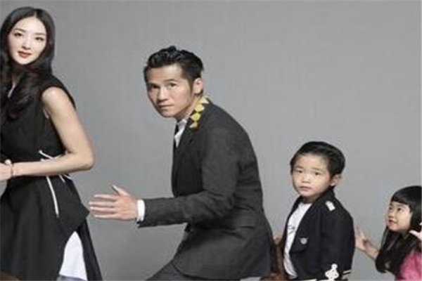 42岁曹格被狗咬伤，现场照片触目惊心，他的伤势严重吗？