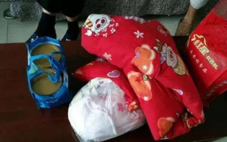 青岛一垃圾桶上,惊现一名女婴,背后究竟有什么难以启齿的艰难?