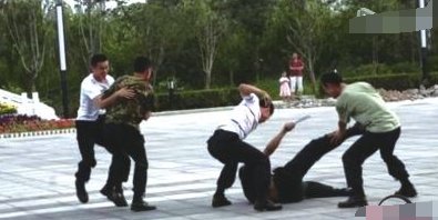 打假者维权不成被围殴导致身体多处骨折?