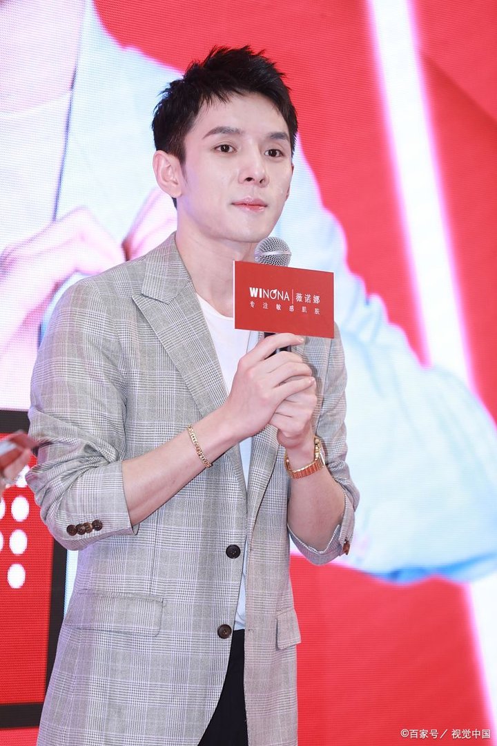 李佳琦抽烟上热搜有点冤，还好他回应的很及时，那算合理吗？