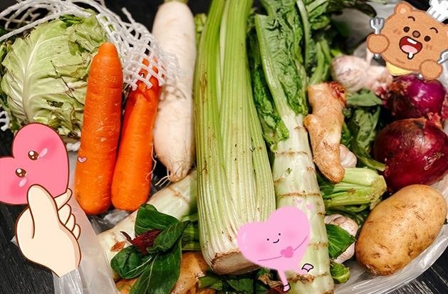 38岁李彩桦曝上海封控近况,晚上收到一堆蔬菜,她的状况如何?