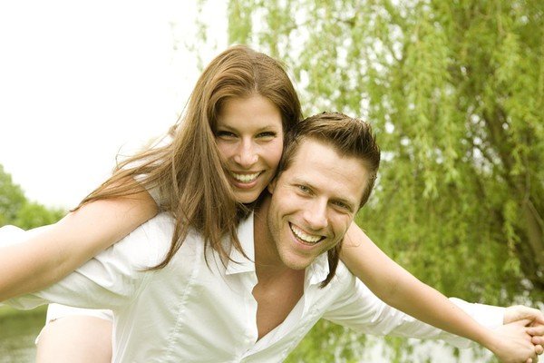 李荣浩宣布向杨丞琳求婚,杨丞琳的初恋随后发文送祝福,分手后还能做朋友吗?