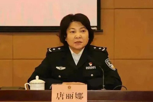 上海一频繁出入私人会所的女公安局长被逮捕,她违反了哪些法律法规?