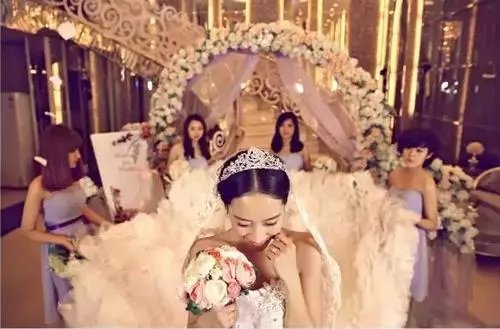 等了九个月的婚礼视频居然全是背影,这是怎么回事?