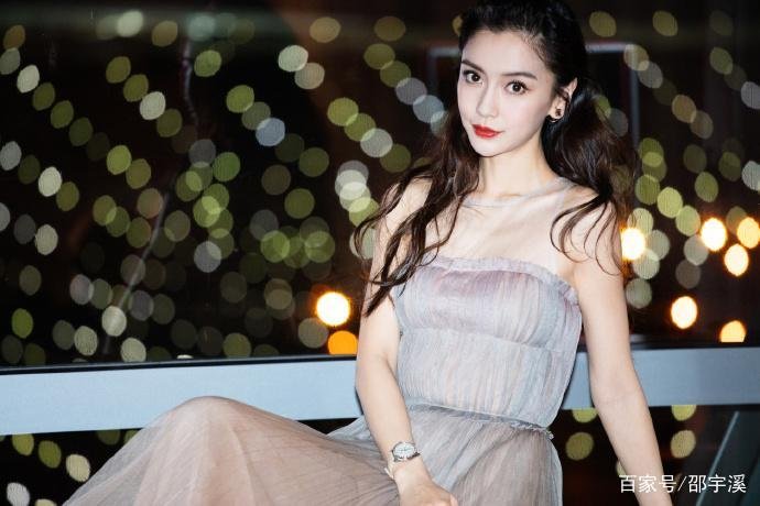 baby与儿子现身三亚,母子当街甩手闹别扭,她算是一个称职的母亲吗?