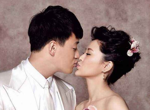 关悦佟大为又拍婚纱照，40岁关悦是如何美得优雅的?