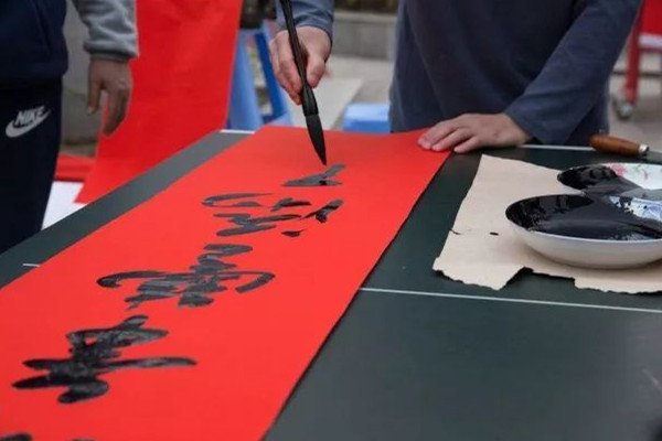 四面来财富临门 八方进宝接财神这个对联怎么贴