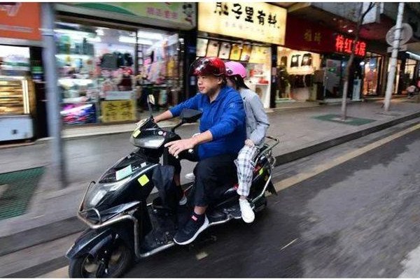 长沙英文超牛的摩的师傅竟然是中山大学硕士，他为什么会选择开摩的？