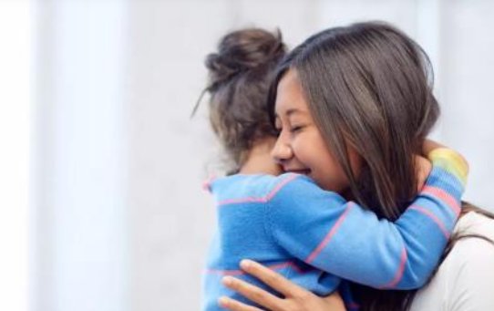 青岛一垃圾桶上,惊现一名女婴,背后究竟有什么难以启齿的艰难?