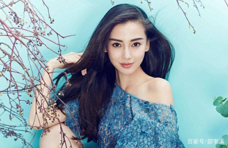 baby与儿子现身三亚,母子当街甩手闹别扭,她算是一个称职的母亲吗?