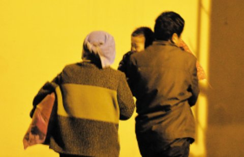 青岛一垃圾桶上,惊现一名女婴,背后究竟有什么难以启齿的艰难?