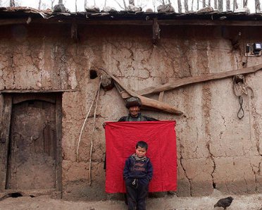 青岛一垃圾桶上,惊现一名女婴,背后究竟有什么难以启齿的艰难?