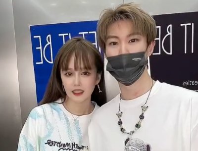 赵本山女儿球球秀恩爱,男方全程口罩遮脸,男方脖子上的细节你注意到了吗?